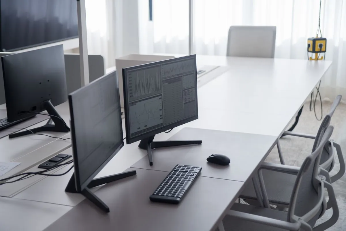 Eingerichtete Arbeitsplätze in einem Büro