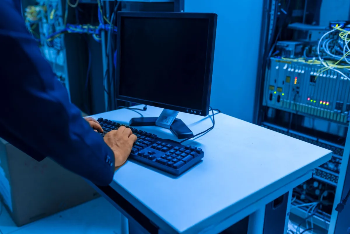 Bedienplatz zwischen Serverschränken im Rechenzentrum