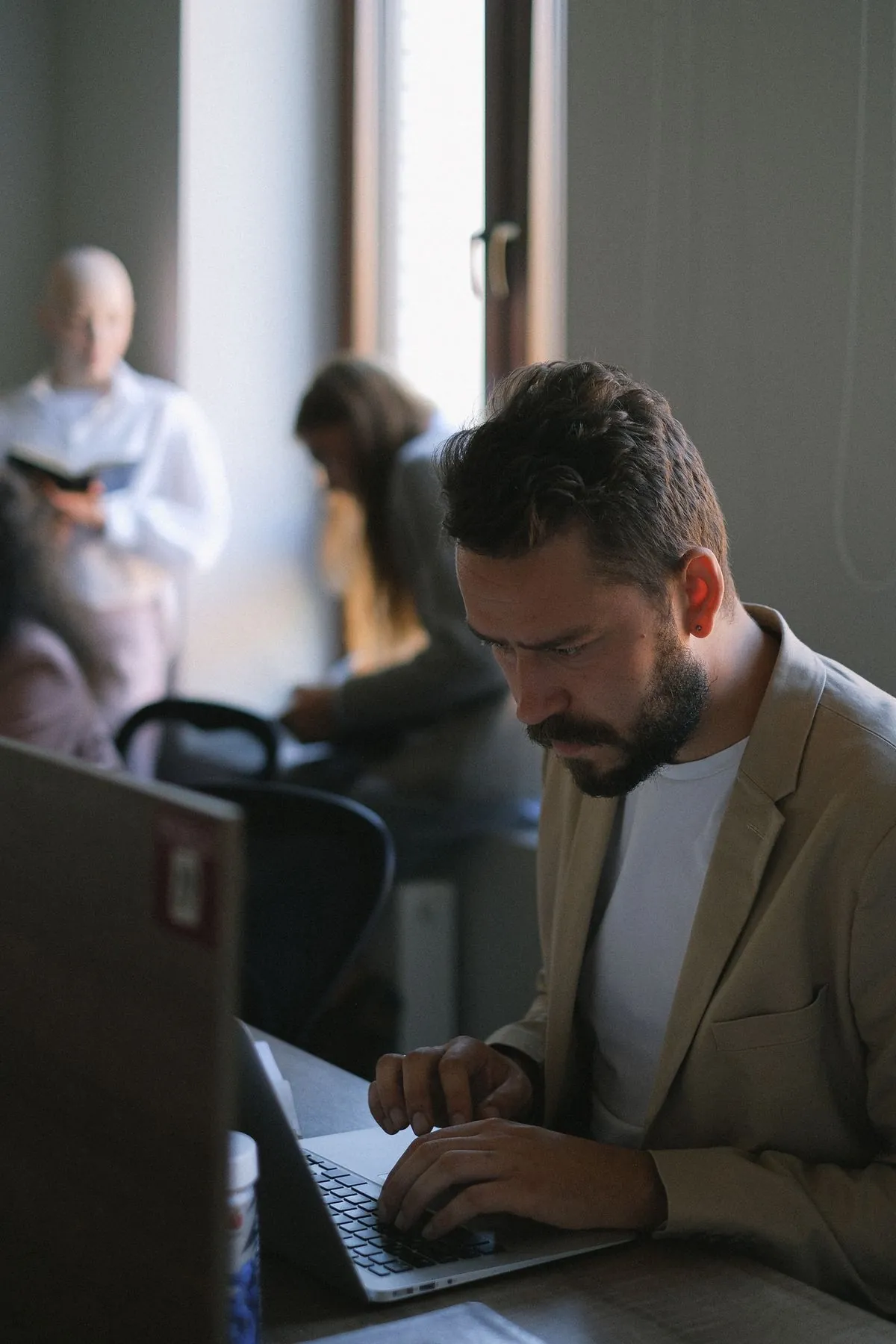 Arbeitsplatz mit Serverkonsole