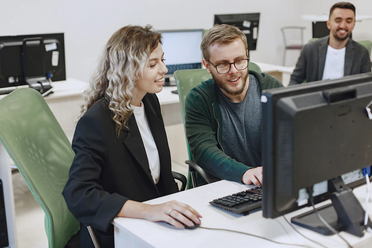 Techniker hilft am Arbeitsplatzrechner weiter