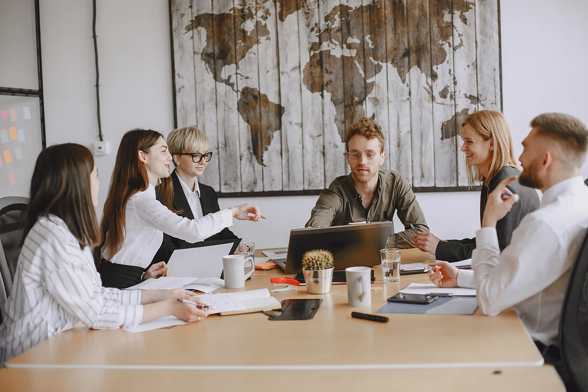 Team im Büro bespricht die ausgelagerte IT-Betreuung