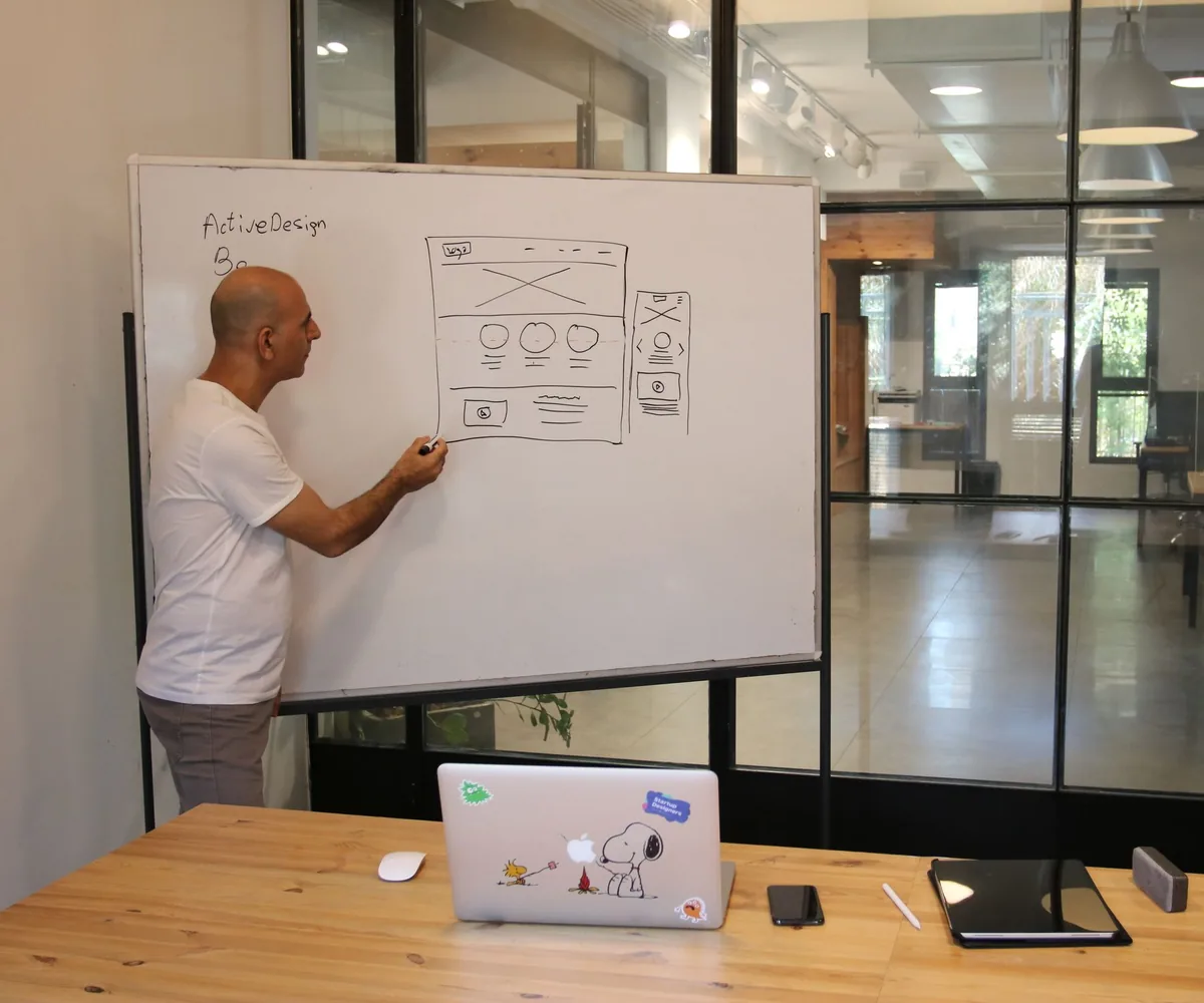 Layout einer neuen Website wird am Whiteboard skizziert