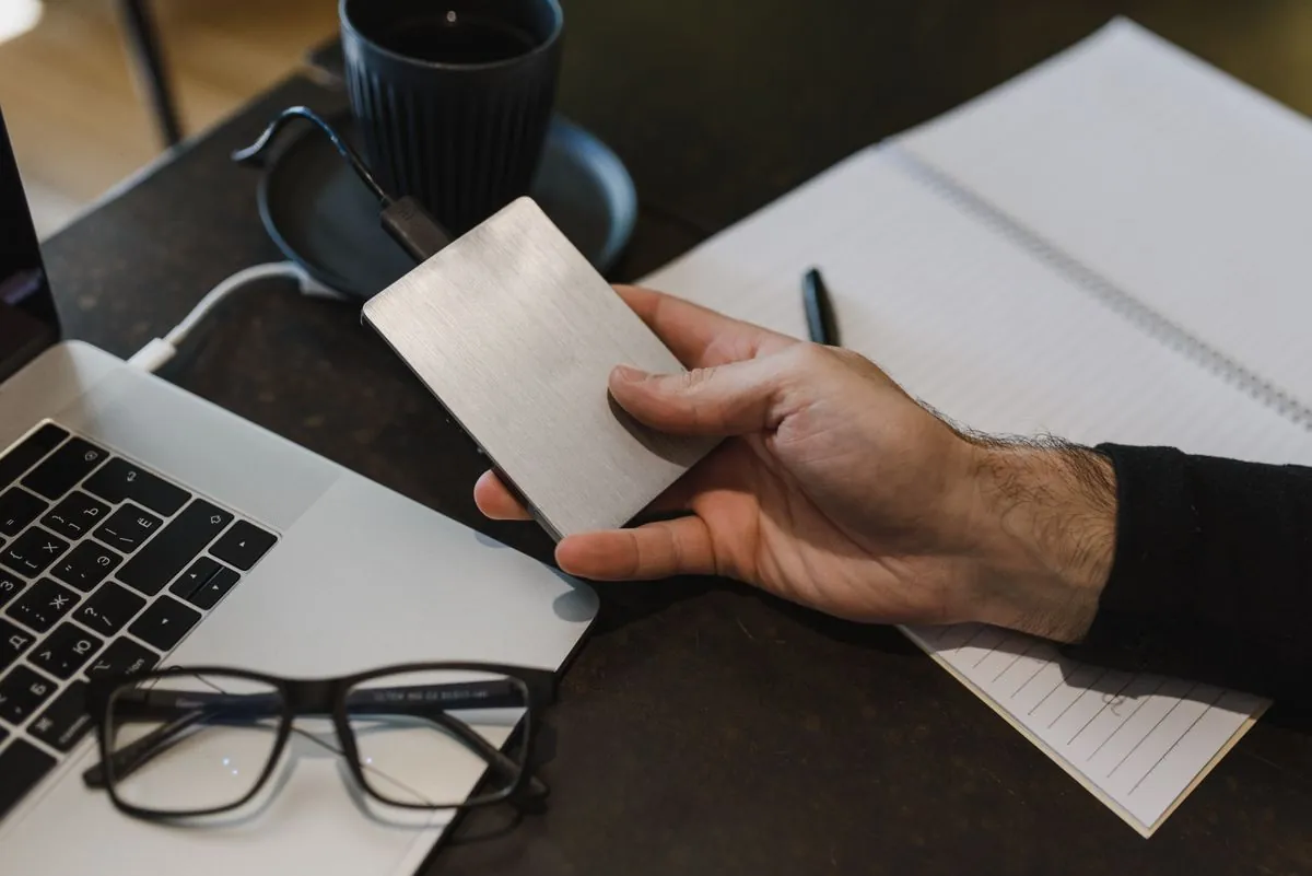 Externer Datenträger wird am Notebook angeschlossen